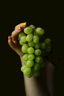 手捧鲜绿葡萄的美甲特写