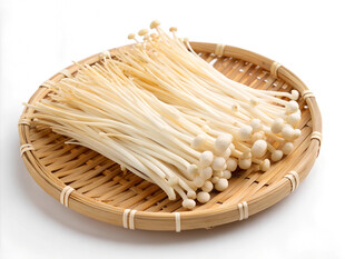 竹盘上的新鲜金针菇