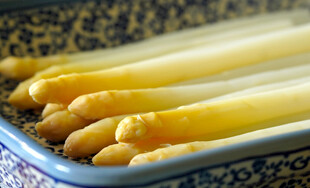 烤盘上的金黄长条状食物