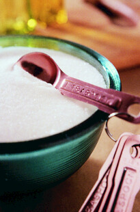 绿色碗中的白色粉末调料