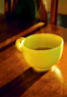 黄色茶杯中的热茶