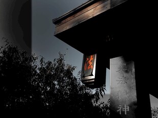 夜幕下的建筑与窗边景象