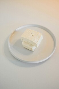 简约风盘中的美味糕点