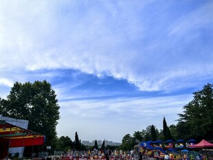 热闹户外集会场景