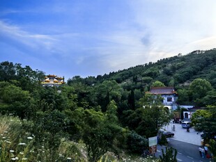 山间美景中的静谧房屋