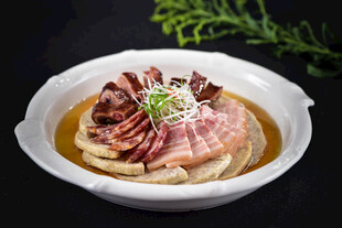 肉片浇汁菜肴