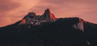 夕阳下的壮丽山峰