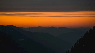 山间壮丽日落美景