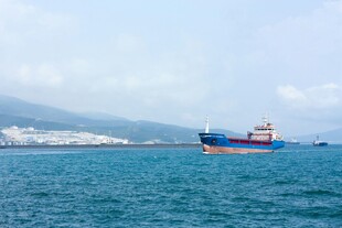 海上航行的大型货轮