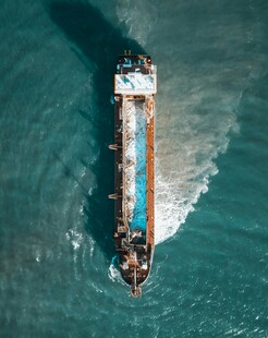 海上航行的大型货轮