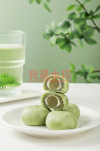 清新抹茶卷摆放在白色盘上