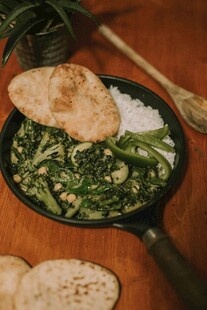 煎锅中的蔬菜与饼类美食