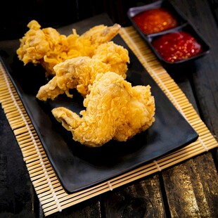 美味香酥炸鸡配蘸料