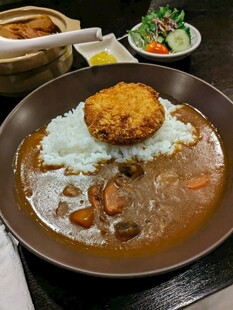日式咖喱饭配炸物