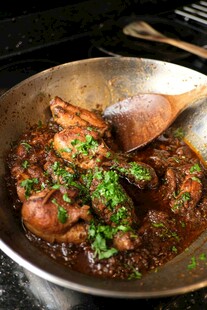 锅中烹制的美味酱汁鸡肉