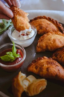 美味炸饺搭配蘸酱诱人