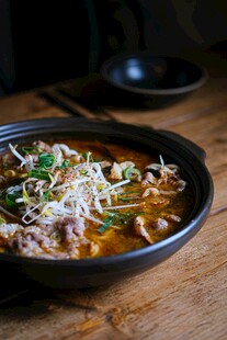 美味热乎的特色肉丝面条