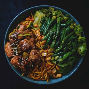 美味鸡肉蔬菜拌面