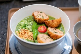 绿色浓汤配炸物美食