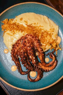 蓝盘上的美味章鱼料理