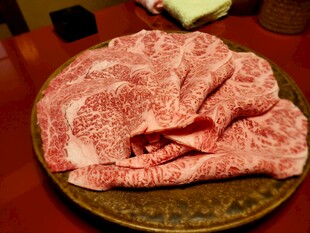 鲜嫩牛肉片摆于盘中