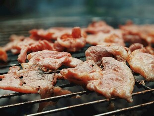 户外烧烤架上的鲜嫩肉块