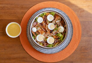 美味沙拉配饮品