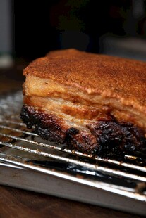 烤架上的美味多层烤肉