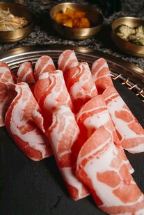 新鲜美味的日式生牛肉片