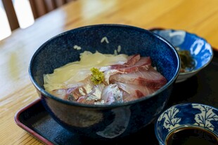 日式海鲜盖饭诱人呈现