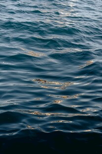 波光粼粼的蓝色水面