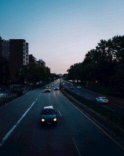 黄昏公路上行驶的车辆