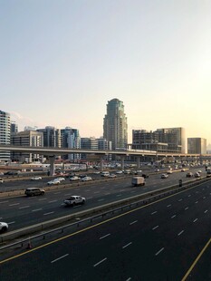 城市高架桥上车流与天际线