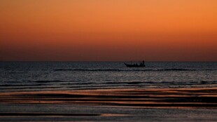 海上落日孤舟美景