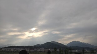 阴云下的远山景色