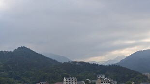 山间云雾缭绕的城市景致