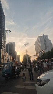 城市街道黄昏热闹景象