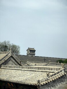 古老城墙与传统屋顶景观