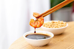 鲜虾蘸酱油 