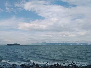 海边风景 远处小岛与蓝天