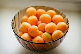 玻璃碗中的新鲜杏子