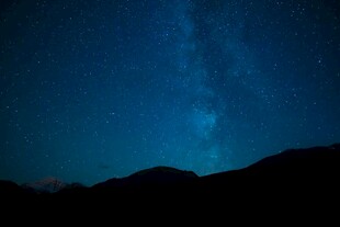 夜空下的山脉与璀璨星河
