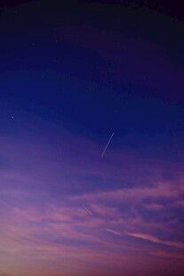 夜空下的绚丽霞光与流星