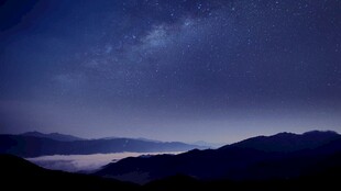 夜空下的山峦与缥缈云雾
