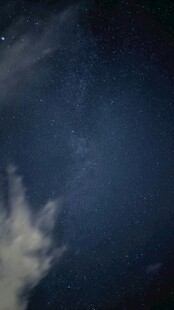 夜空下的缥缈云朵