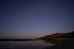 夜幕下的静谧湖岸与星空