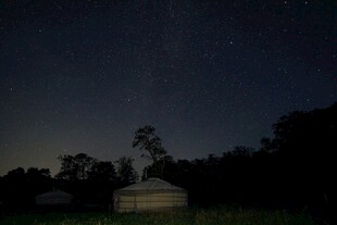 乡村夜空下的静谧小屋