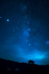 夜空繁星下的静谧景象