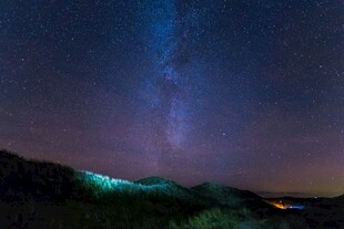 夜空下的绚丽极光美景