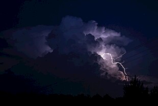 夜空中闪耀的闪电奇观